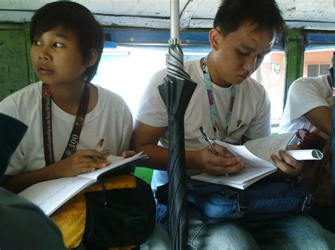 kinantot ng Driver Ang studyante habang gumagawa ng .